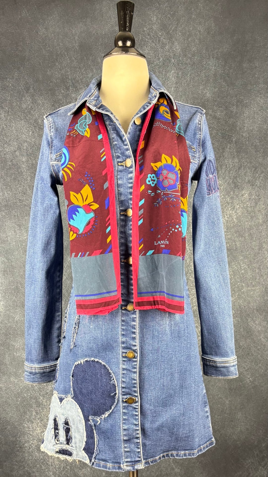 Foulard rectangulaire long Lanvin Paris, motifs floraux aux couleurs automnales. Vue de l'agencement avec la robe Desigual x Mickey Mouse.
