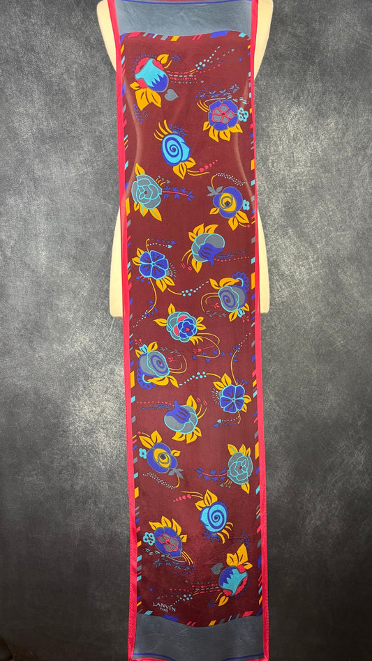 Foulard rectangulaire long Lanvin Paris, motifs floraux aux couleurs automnales. Vue de face, le foulard de tout son long.