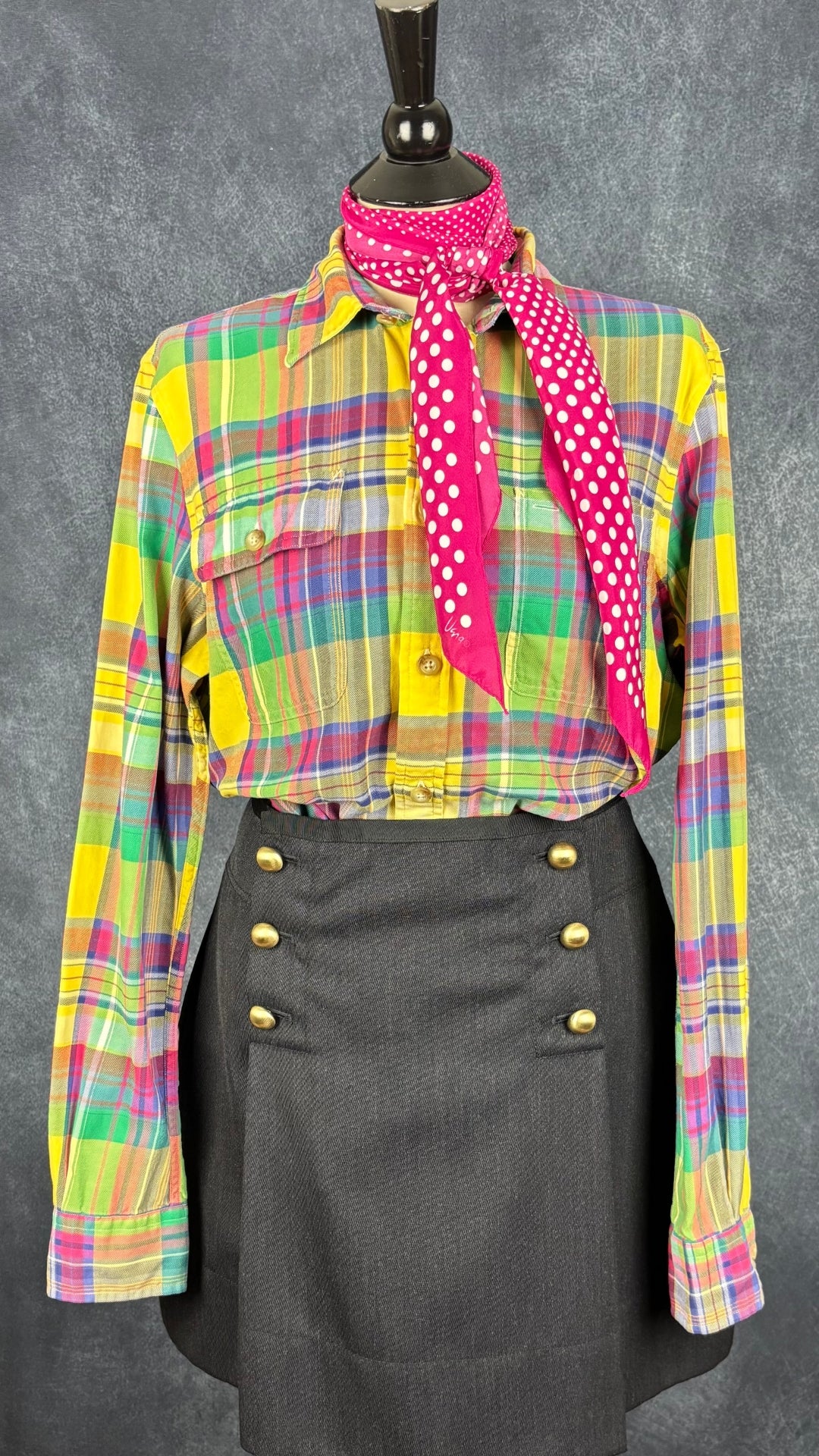 Foulard rose étroit à extrémités en pointe à pois blanc Vera. Vue de l'agencement avec la jupe Club Monaco et le chemisier en douce flanelle Polo Ralph Lauren.