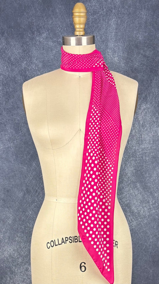 Foulard rose étroit à extrémités en pointe à pois blanc Vera. Vue du foulard enroulé au cou du mannequin.
