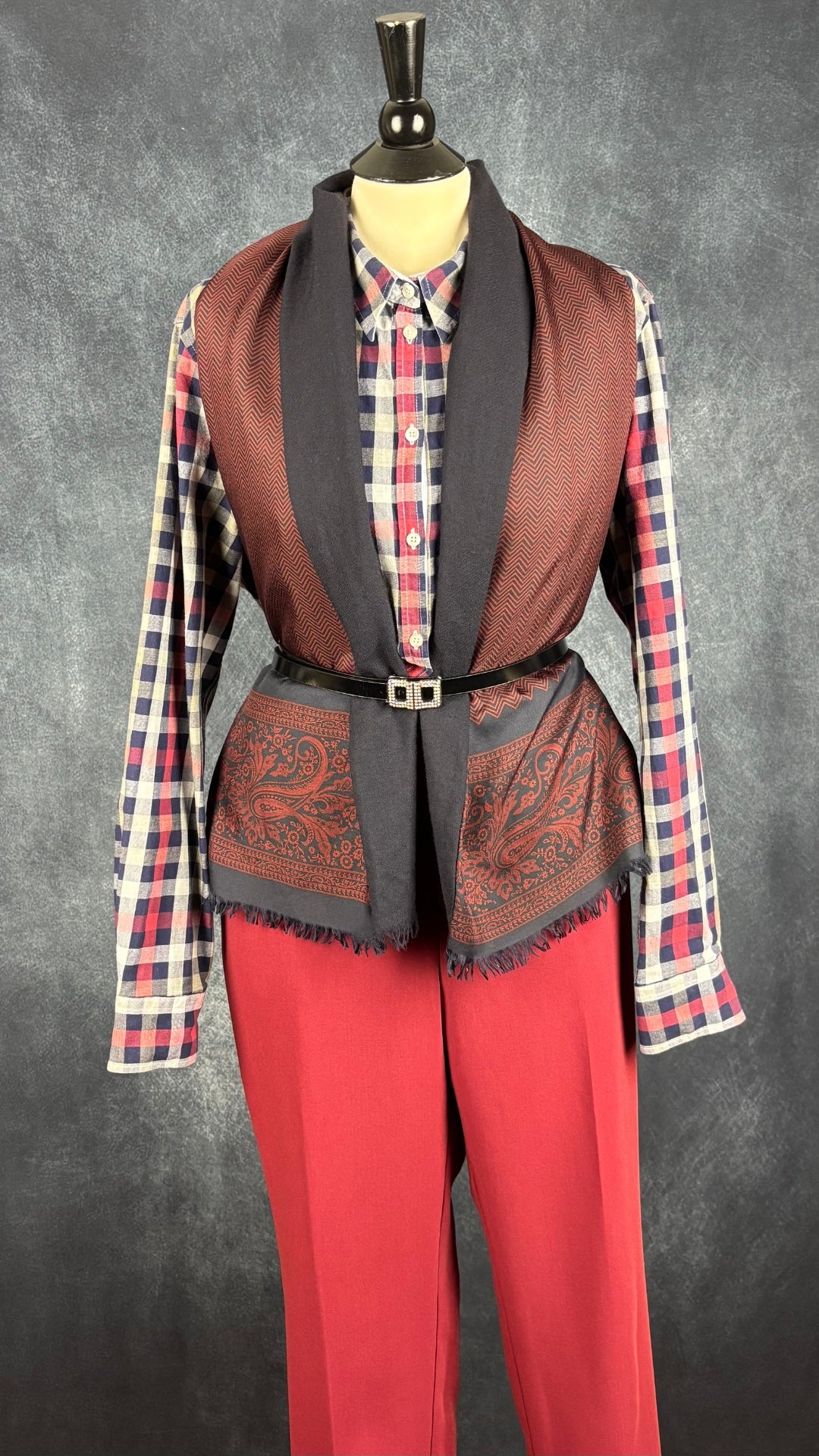 Foulard en soie et laine à motifs discrets marine et bourgogne. Vue de l'agencement avec le chemisier Mademoiselle Saint James, la ceinture Calvin Klein et le pantalon Part Two.