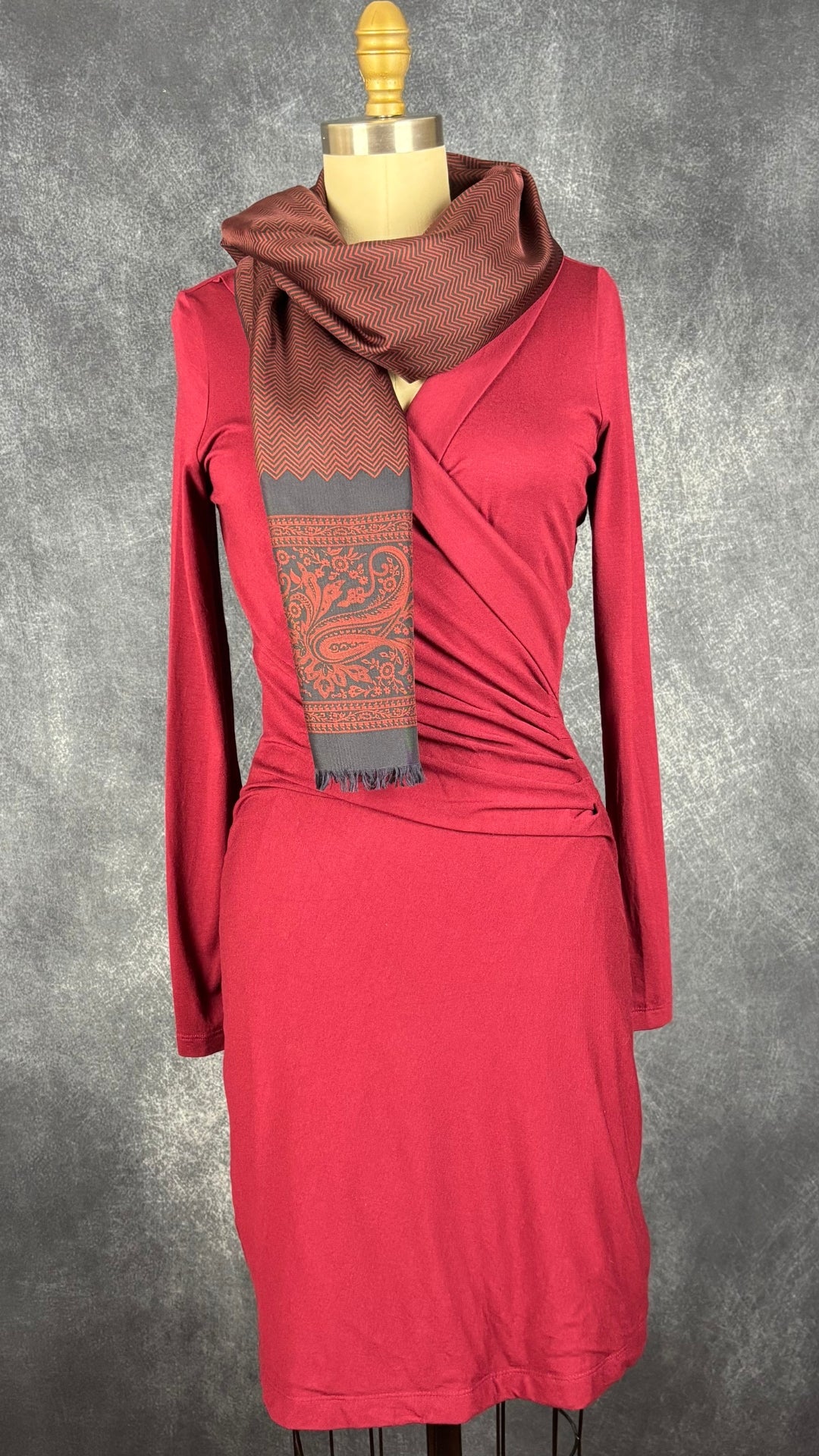 Foulard en soie et laine à motifs discrets marine et bourgogne. Vue de l'agencement avec la robe plissée bourgogne Banana Republic.