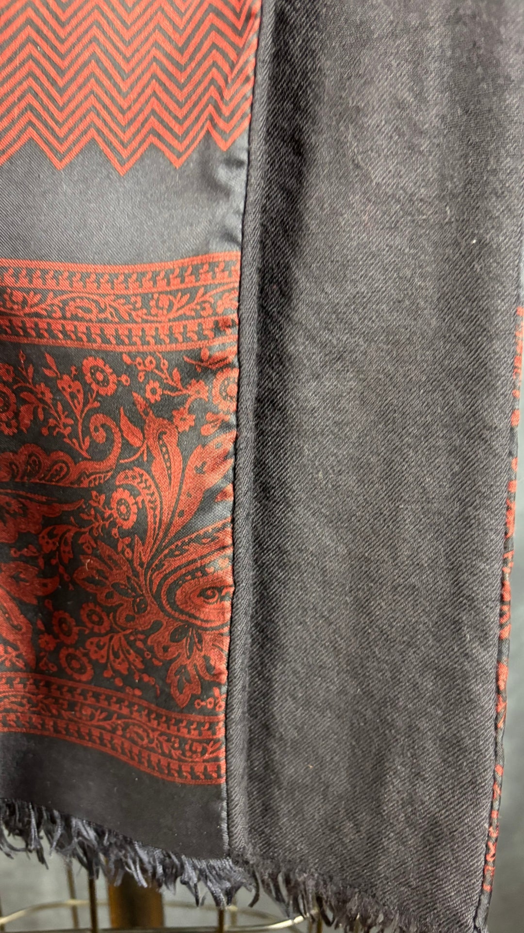 Foulard en soie et laine à motifs discrets marine et bourgogne. Vue de près des deux matières.
