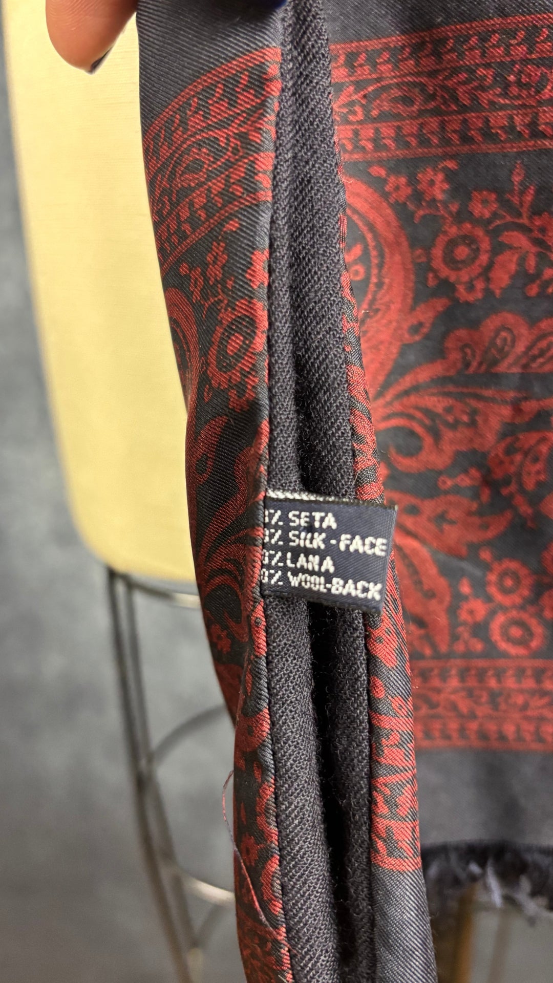 Foulard en soie et laine à motifs discrets marine et bourgogne. Vue de l'étiquette.