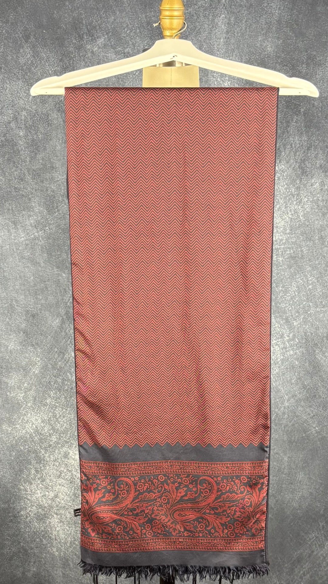 Foulard en soie et laine à motifs discrets marine et bourgogne. Vue de face sur le cintre.