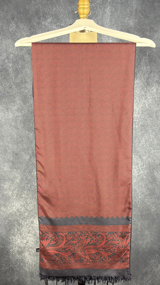 Foulard en soie et laine à motifs discrets marine et bourgogne. Vue de face sur le cintre.