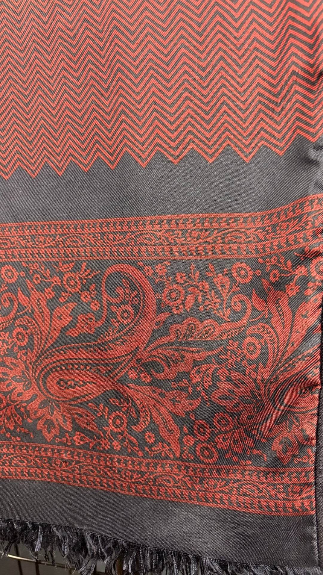 Foulard en soie et laine à motifs discrets marine et bourgogne. Vue de près du motif.