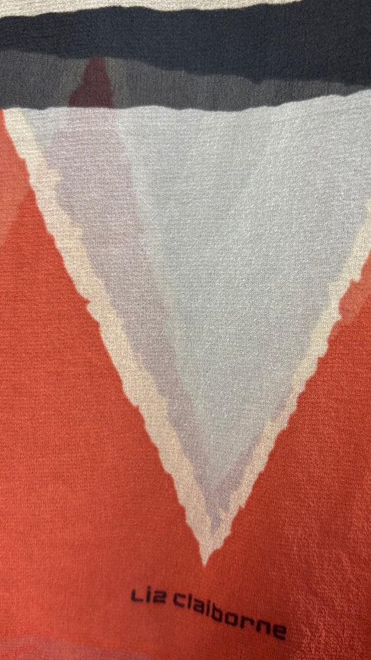 Foulard en soie vintage à motifs géométriques Liz Claiborne. Vue de près du logo