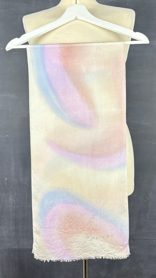 Foulard en soie pastel doux Stavroff. Vue du foulard sur un cintre.