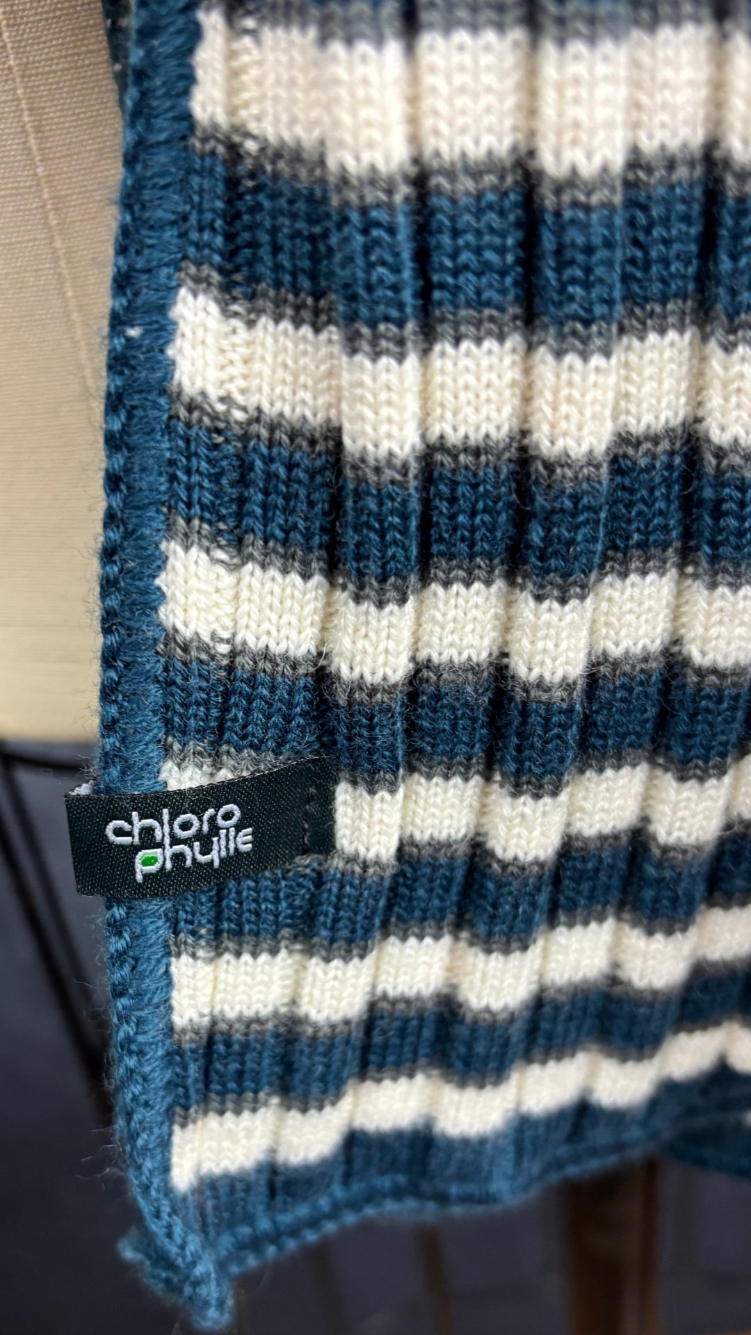 Foulard en tricot à rayures Chlorophylle, taille rectangulaire étroit. Vue de l'étiquette de la marque.