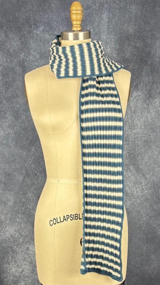 Foulard en tricot à rayures Chlorophylle, taille rectangulaire étroit. Vue du foulard noué au cou.