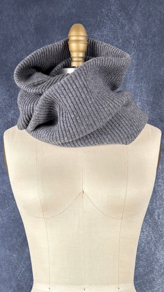 Foulard tube gris M0851. Vue du foulard autour du cou du mannequin.