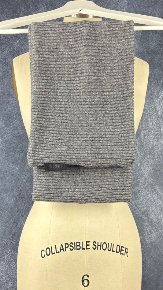 Foulard tube gris M0851. Vue du foulard plié sur un cintre.