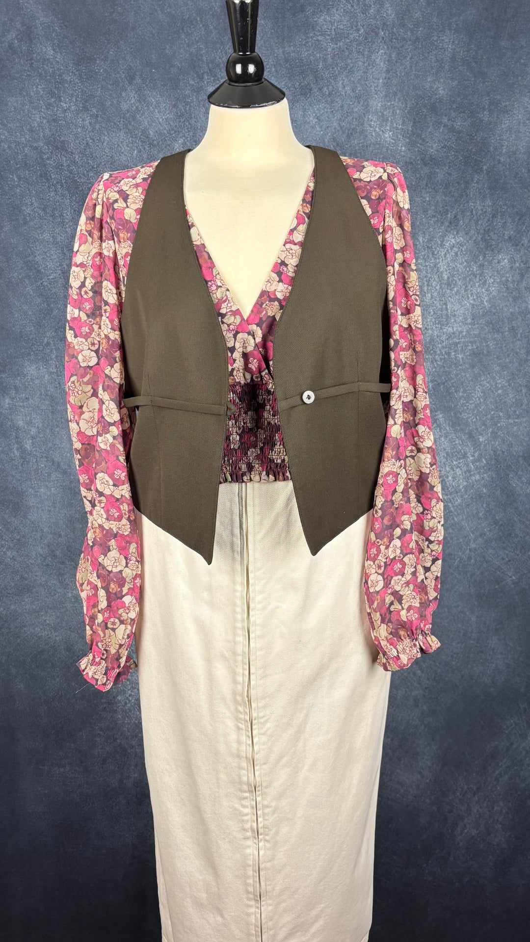 Gilet sans manches en laine vintage Tristan & Iseut, taille large (m). Vue de l'agencement ave la jupe crème Harly Jae et la blouse florale Wilfred.