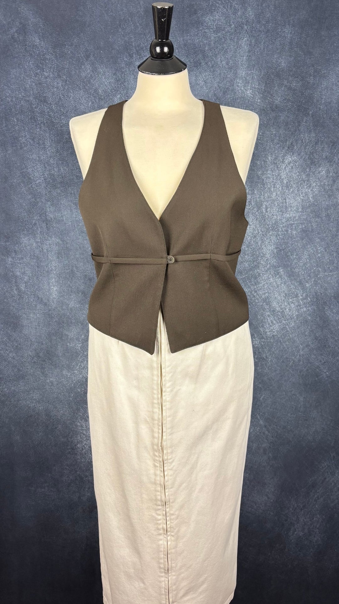 Gilet sans manches en laine vintage Tristan & Iseut, taille large (m). Vue de l'agencement avec la jupe crème Harly Jae.