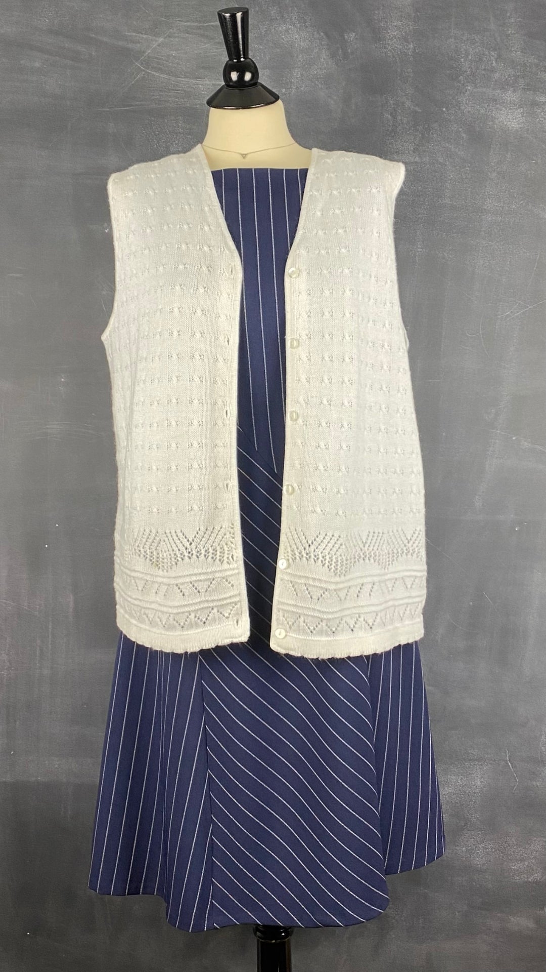 Gilet en tricot féminin crème vintage D'Aillairds, taille m/l. Vue de l'agencement avec la robe marine à rayures blanches.