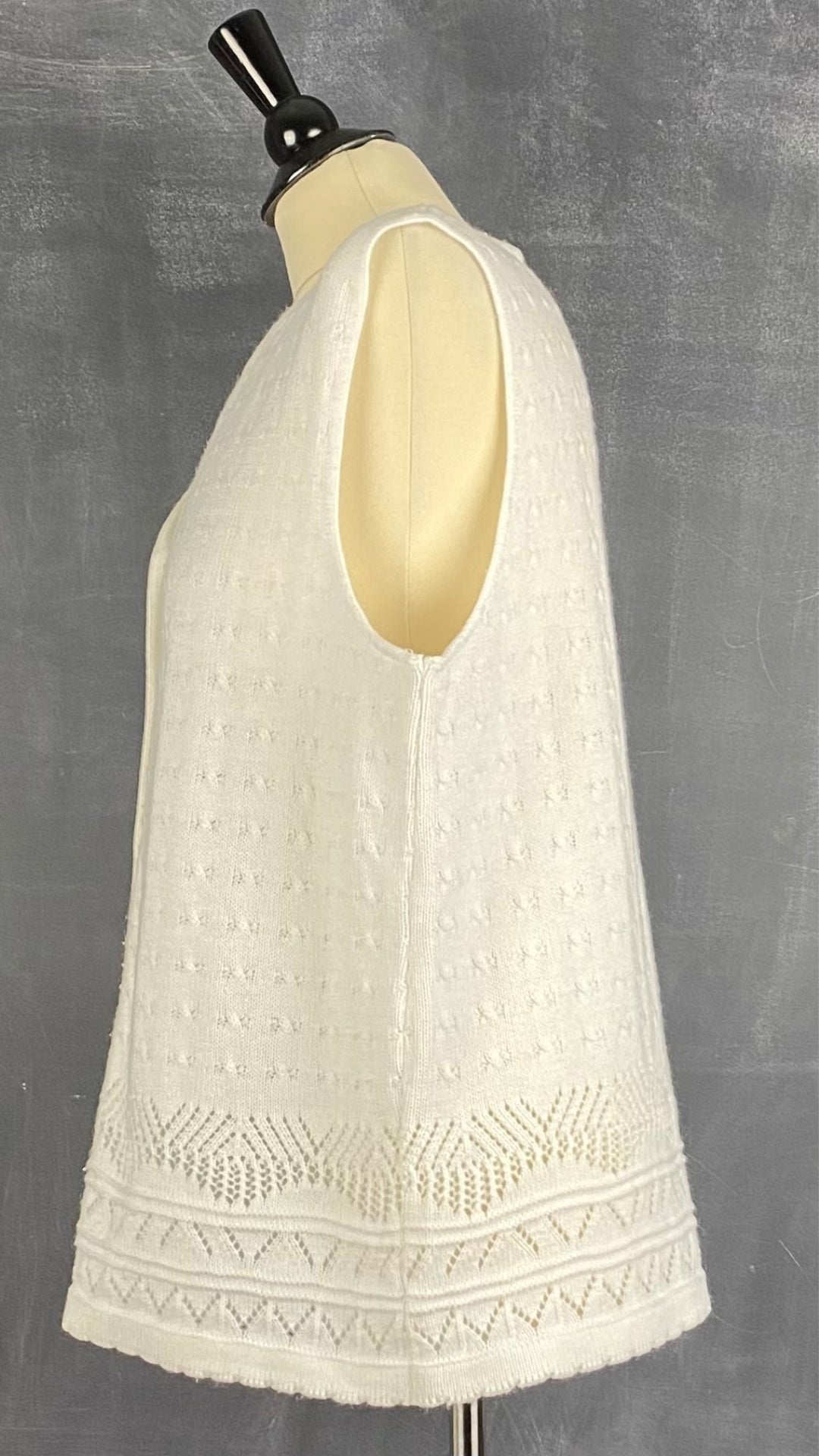 Gilet en tricot féminin crème vintage D'Aillairds, taille m/l. Vue de côté.