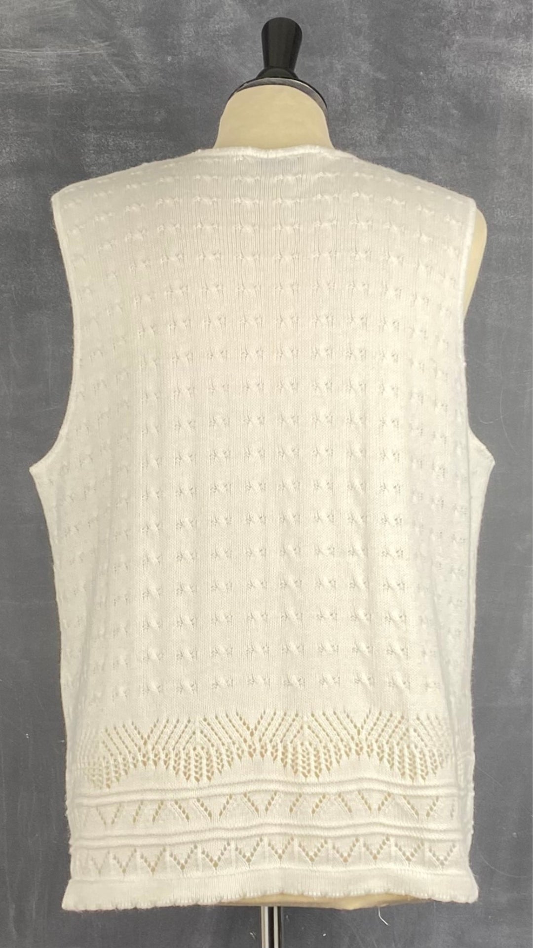 Gilet en tricot féminin crème vintage D'Aillairds, taille m/l. Vue de dos.