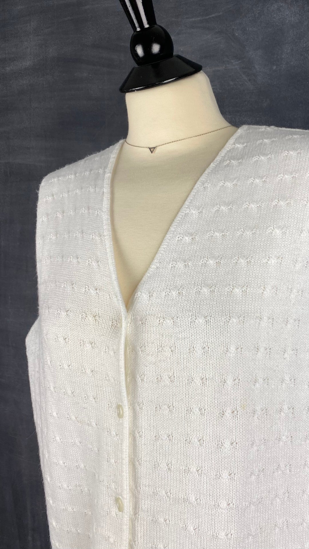 Gilet en tricot féminin crème vintage D'Aillairds, taille m/l. Vue de l'encolure.