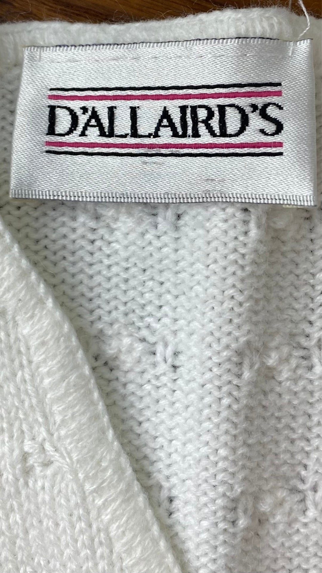Gilet en tricot féminin crème vintage D'Aillairds, taille m/l. Vue de l'étiquette de marque.