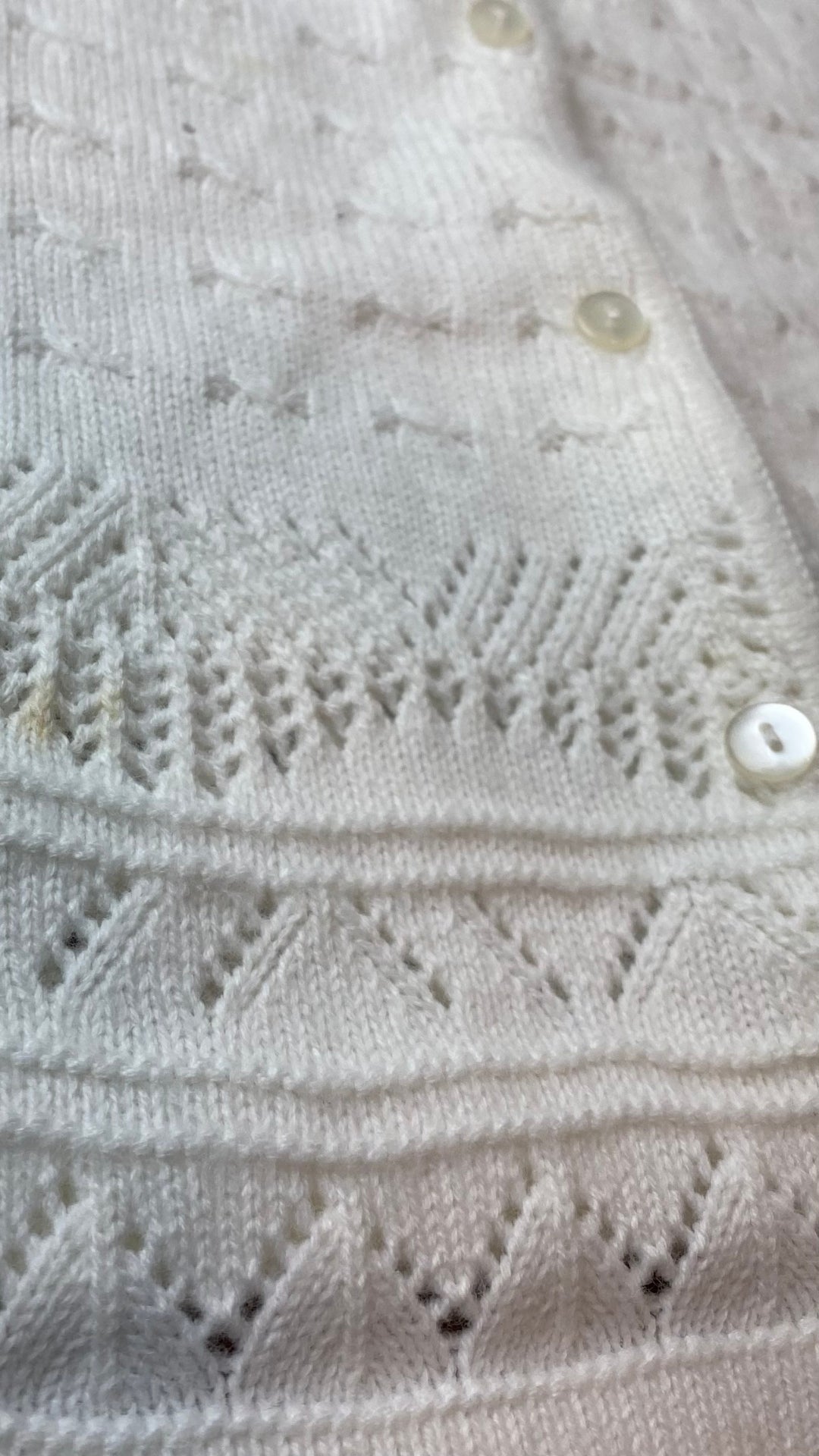 Gilet en tricot féminin crème vintage D'Aillairds, taille m/l. Vue de près du tissu et des taches.