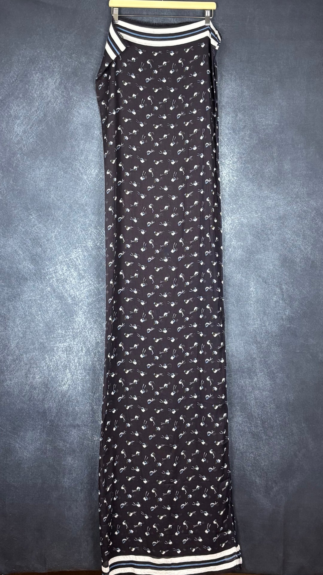 Grand foulard marine à motifs de petites fleurs Part Two. Vue du foulard plié en deux sur le sens de la longueur.