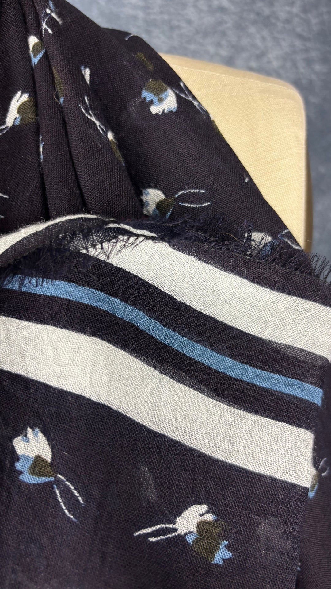 Grand foulard marine à motifs de petites fleurs Part Two. Vue de près du tissu.