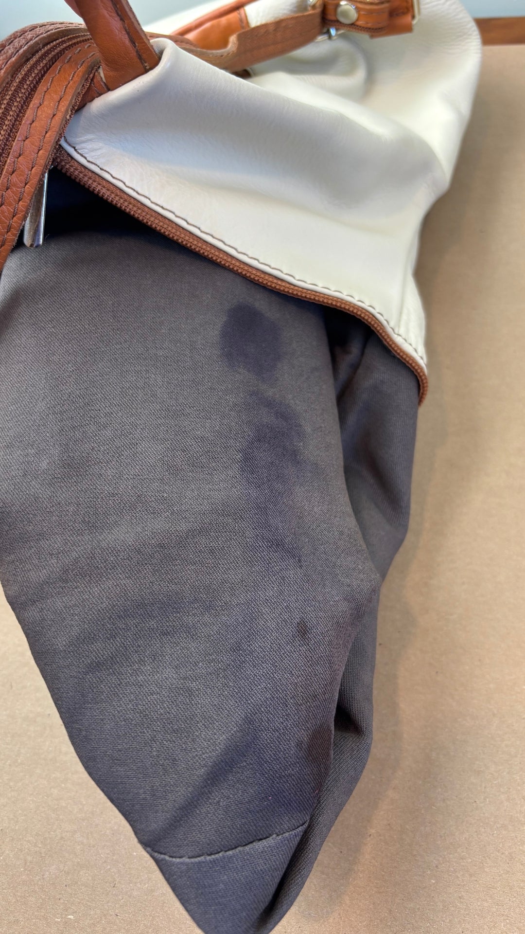 Sac à dos en cuir souple beige crème et brun tan Vera Pelle, fabriqué en Italie. Vue de grosses taches d'encre sur la doublure intérieure.