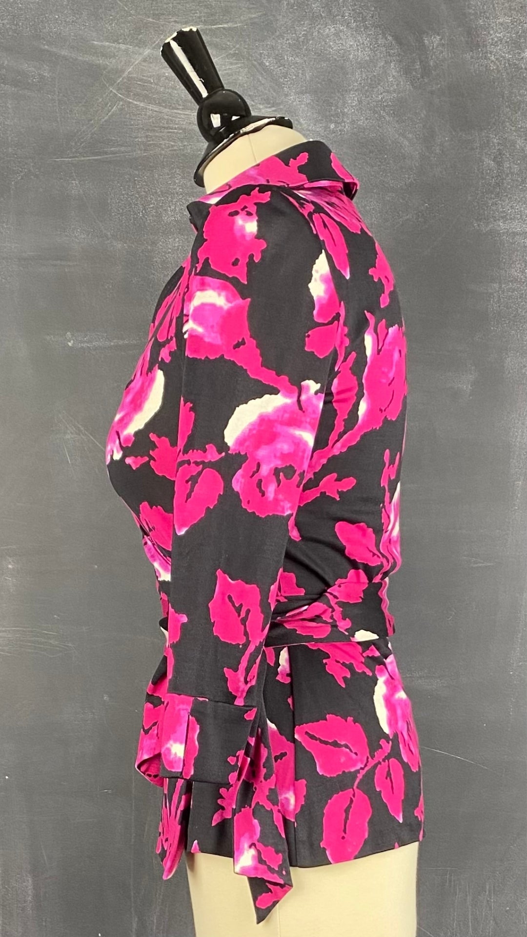 Haut cache-coeur floral en soie Diane von Furstenberg, taille 6. Vue de côté.