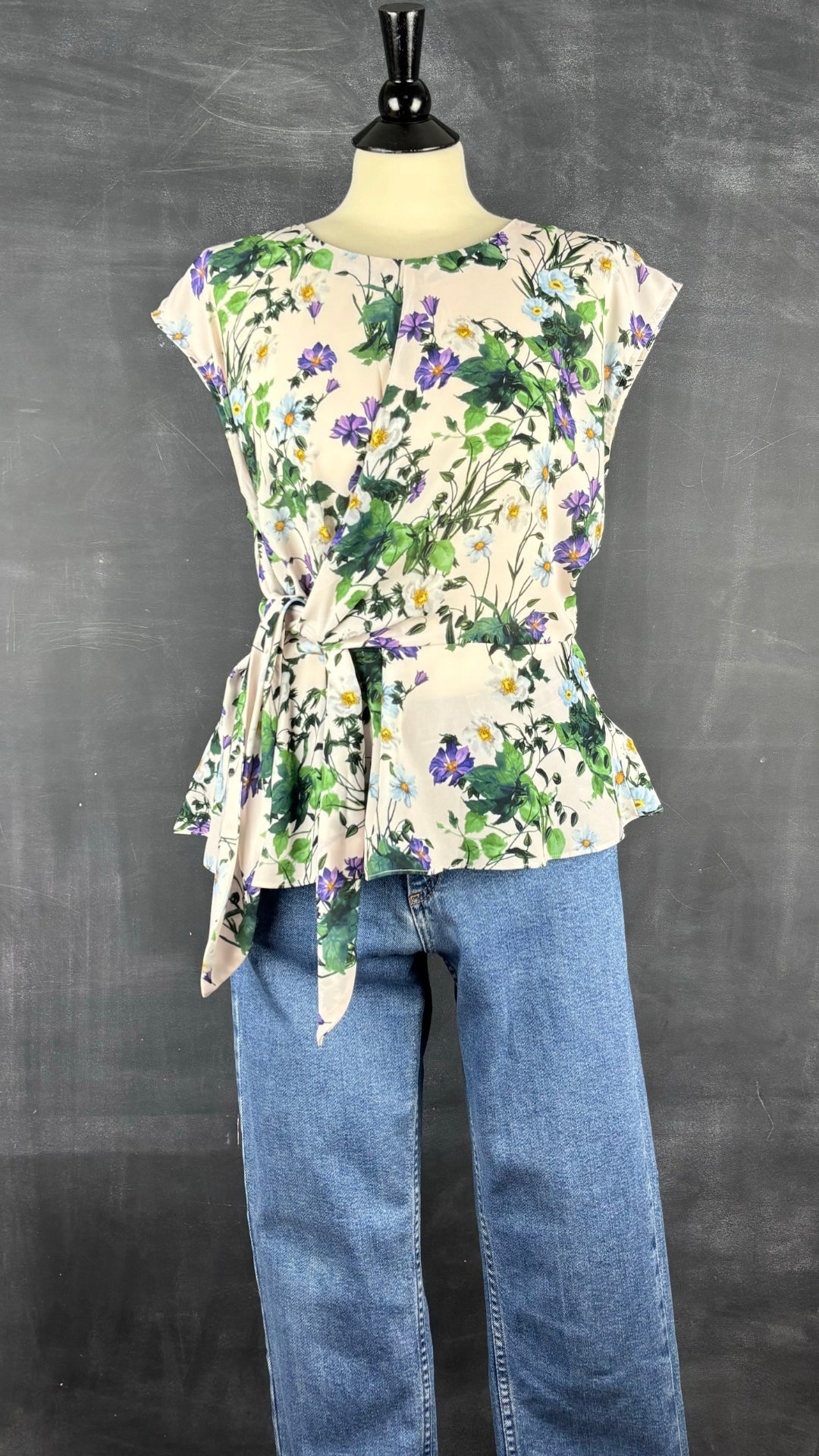 Haut floral péplum Tristan, taille large. Vue de l'agencement avec le jeans Yoga jeans à ourlet brut.