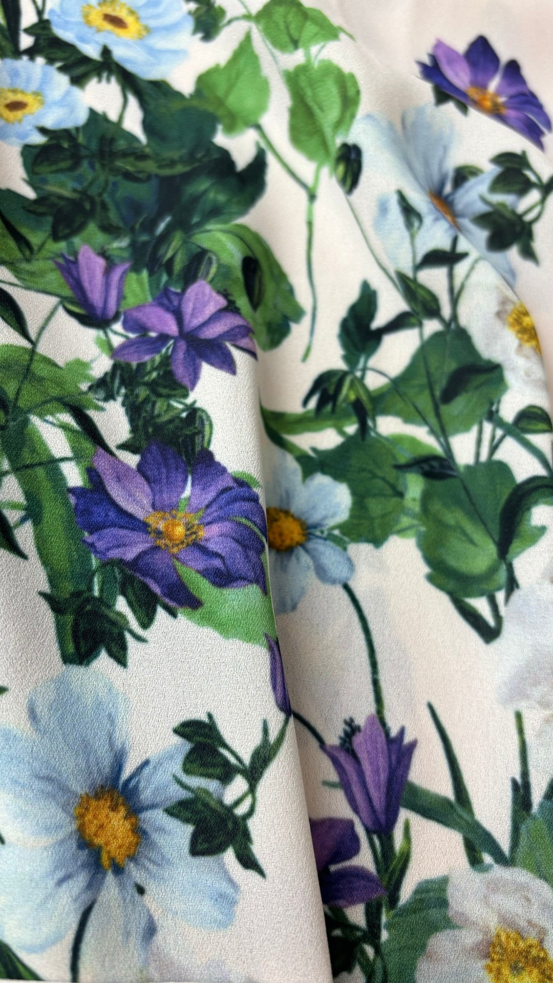 Haut floral péplum Tristan, taille large. Vue de près du tissu.