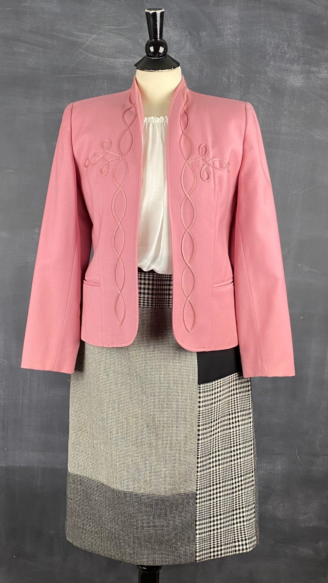 Jupe crayon en lainage à motif pied de poule Judith & Charles, taille 8. Vue de l'agencement blazer laine rose et doll blouse.