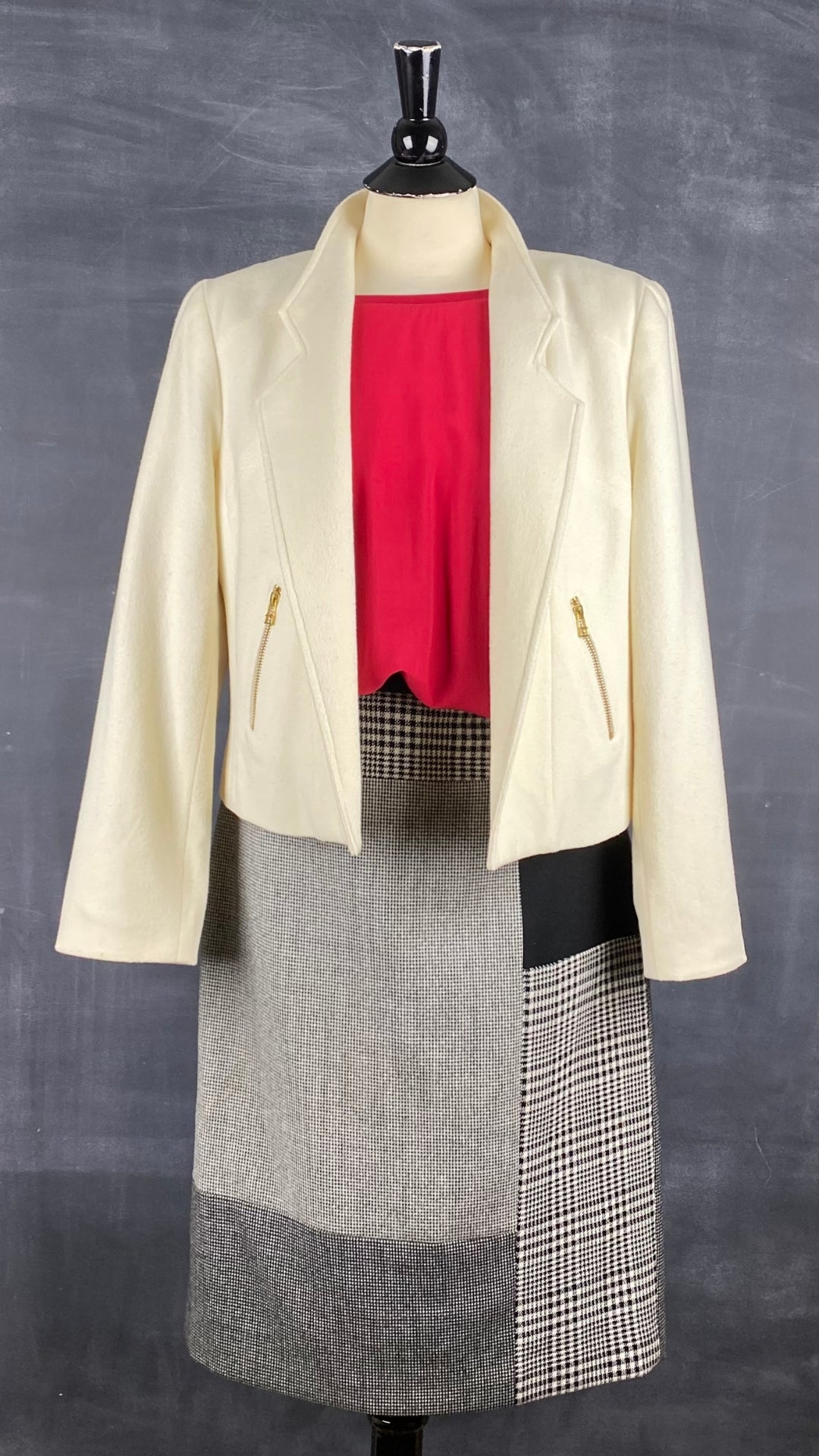 Jupe crayon en lainage à motif pied de poule Judith & Charles, taille 8. Vue de l'agencement chandail rouge et veste crème.