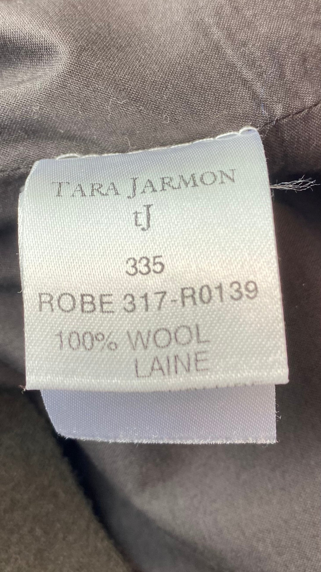 Robe espresso en laine à manche ballon Tara Jarmon, taille 42 (m/l). Vue de l'étiquette de composition.