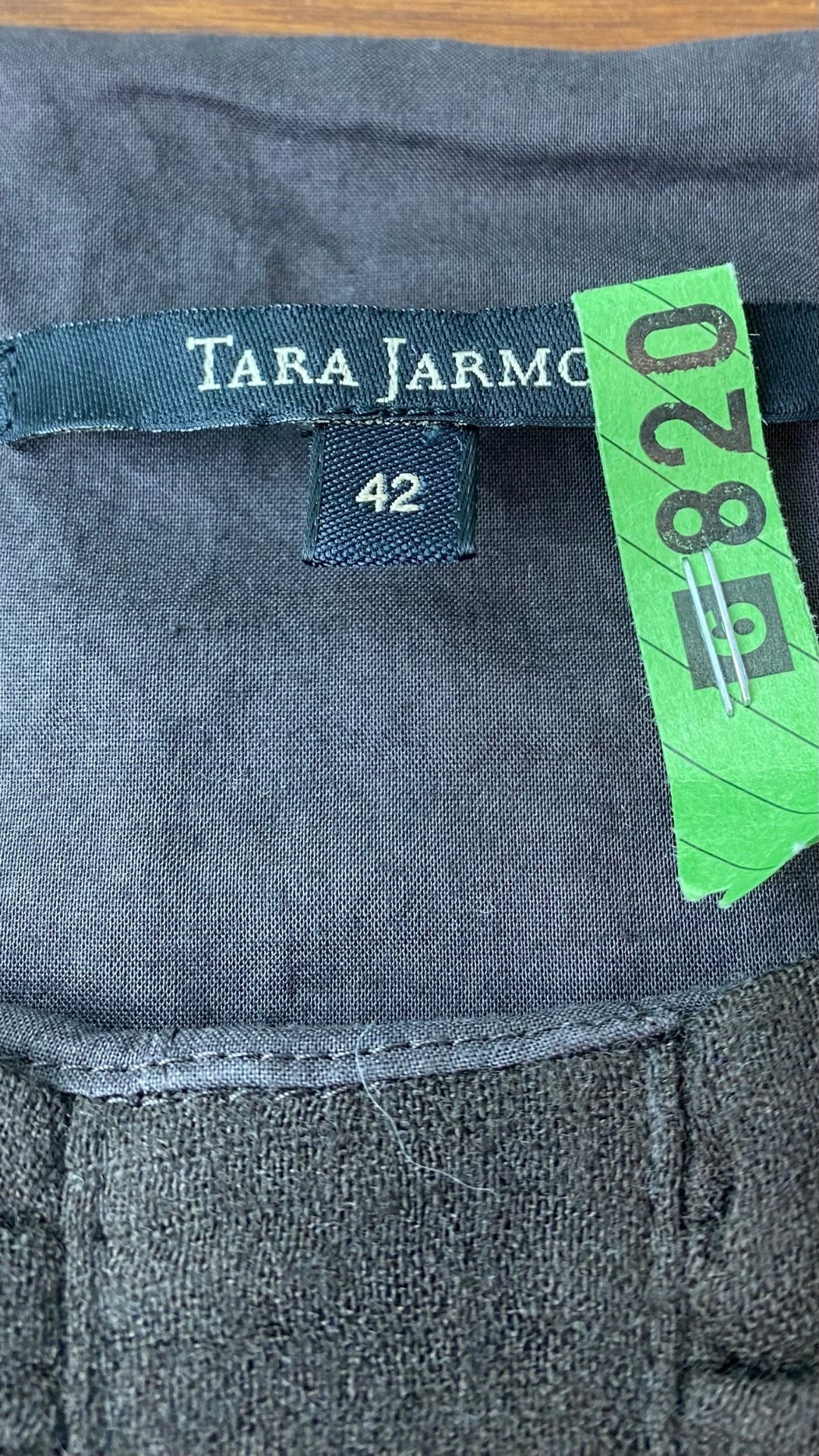 Robe espresso en laine à manche ballon Tara Jarmon, taille 42 (m/l). Vue de l'étiquette de marque et taille.