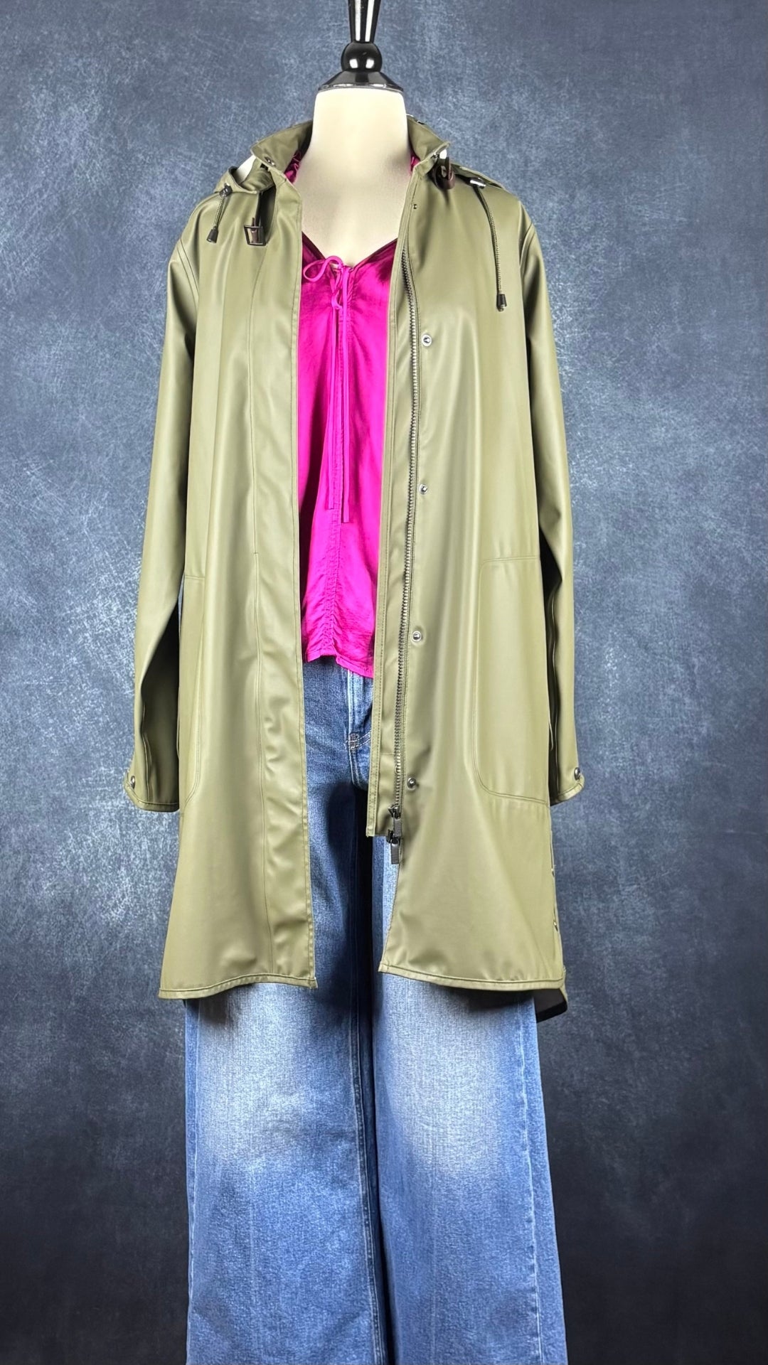 Imperméable vert olive Isle Jacobsen, taille 36 (s). Vue de l'agencement avec le jeans à jambes larges Gap et la blouse Suncoo fuchsia.