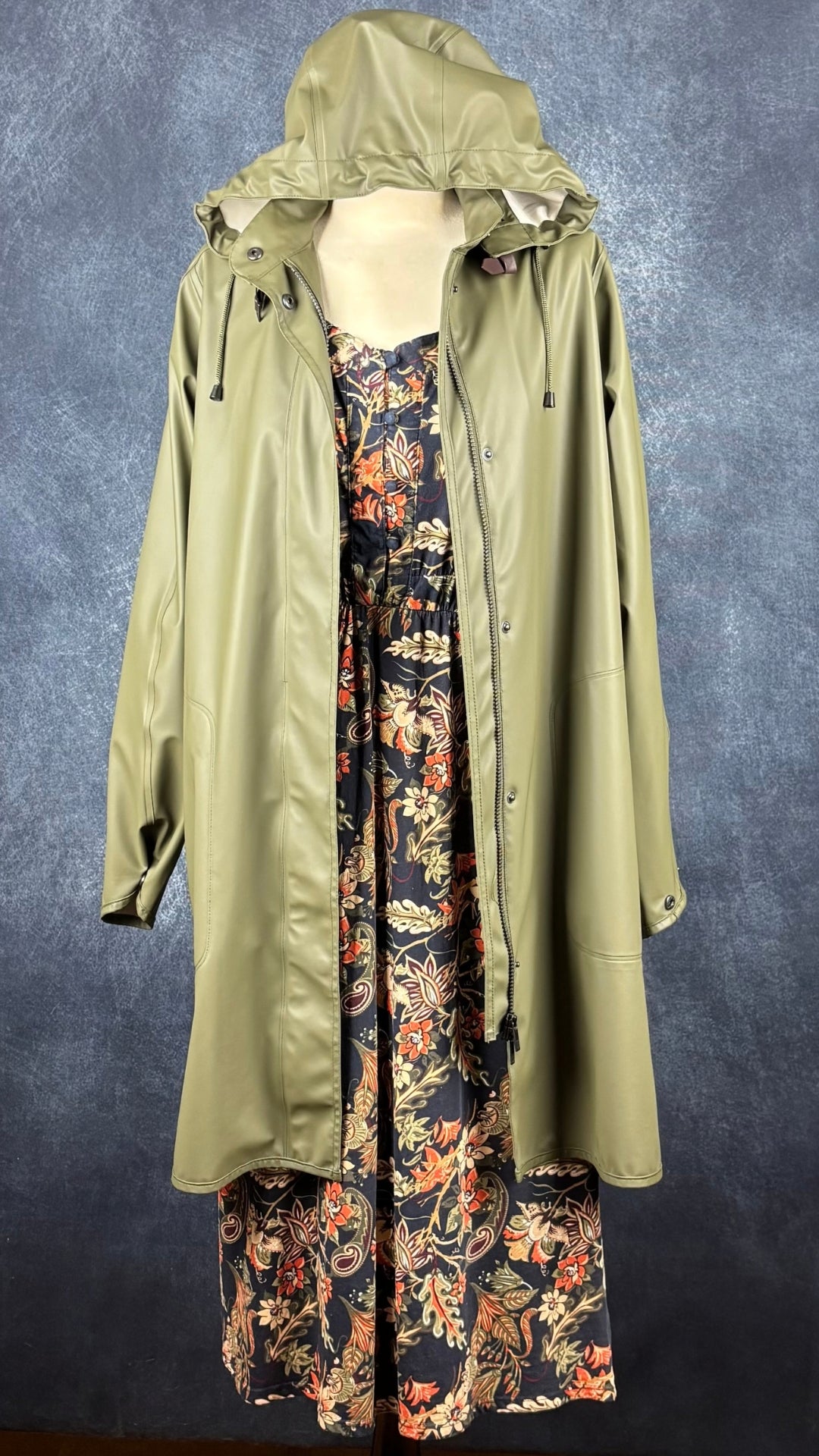 Imperméable vert olive Isle Jacobsen, taille 36 (s). Vue de l'agencement avec la robe florale automnale Gap.