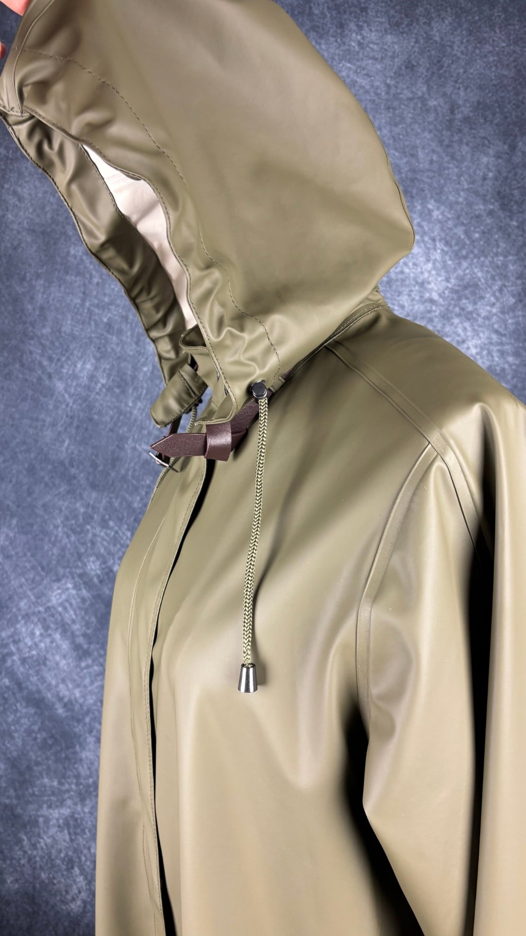 Imperméable vert olive Isle Jacobsen, taille 36 (s). Vue de l'encolure, capuchon relevé.