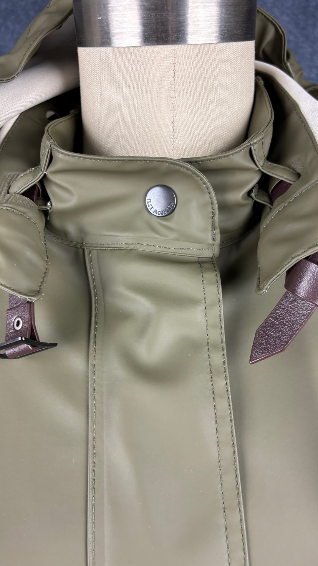 Imperméable vert olive Isle Jacobsen, taille 36 (s). Vue de près du col.