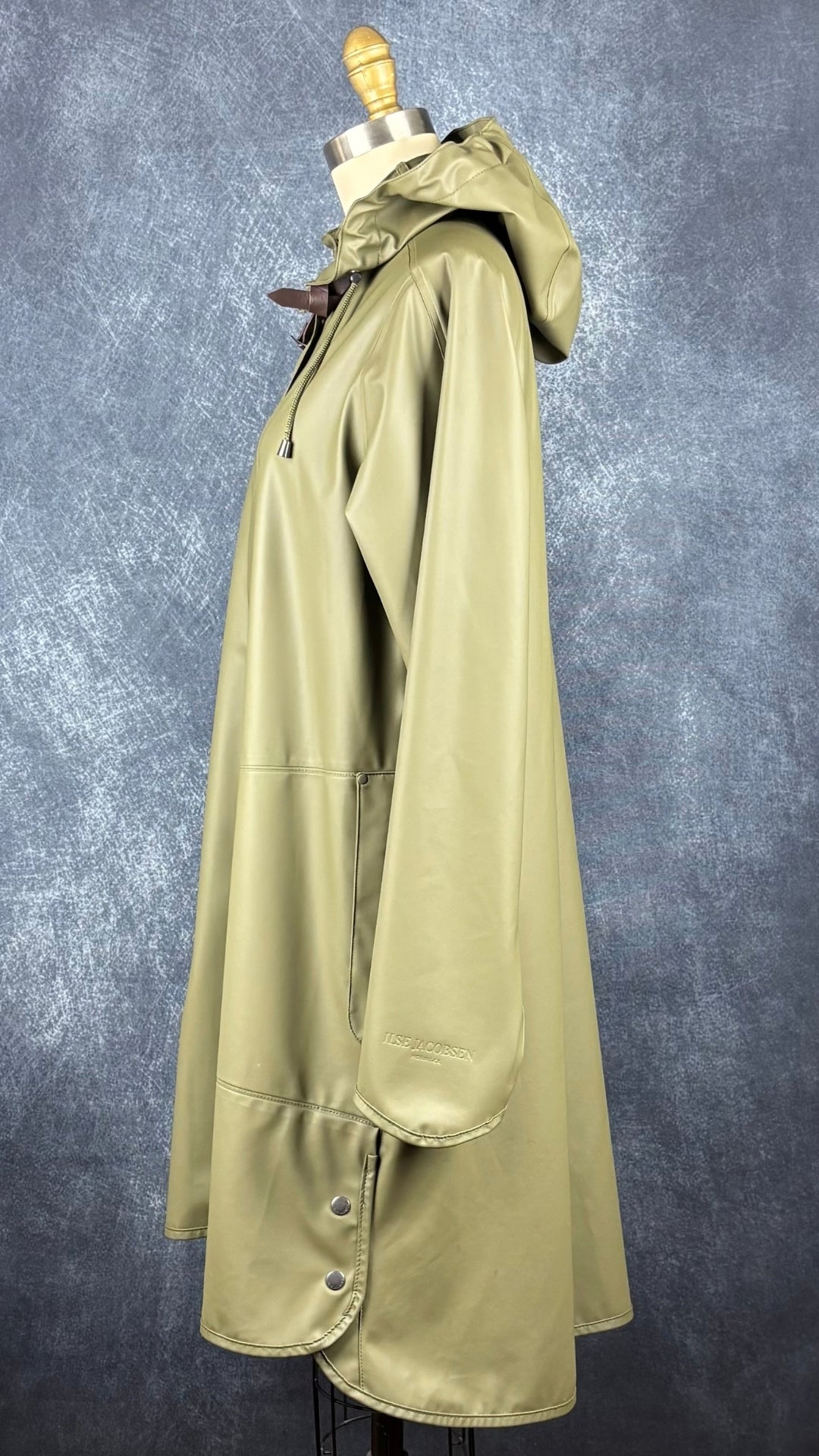 Imperméable vert olive Isle Jacobsen, taille 36 (s). Vue de côté.