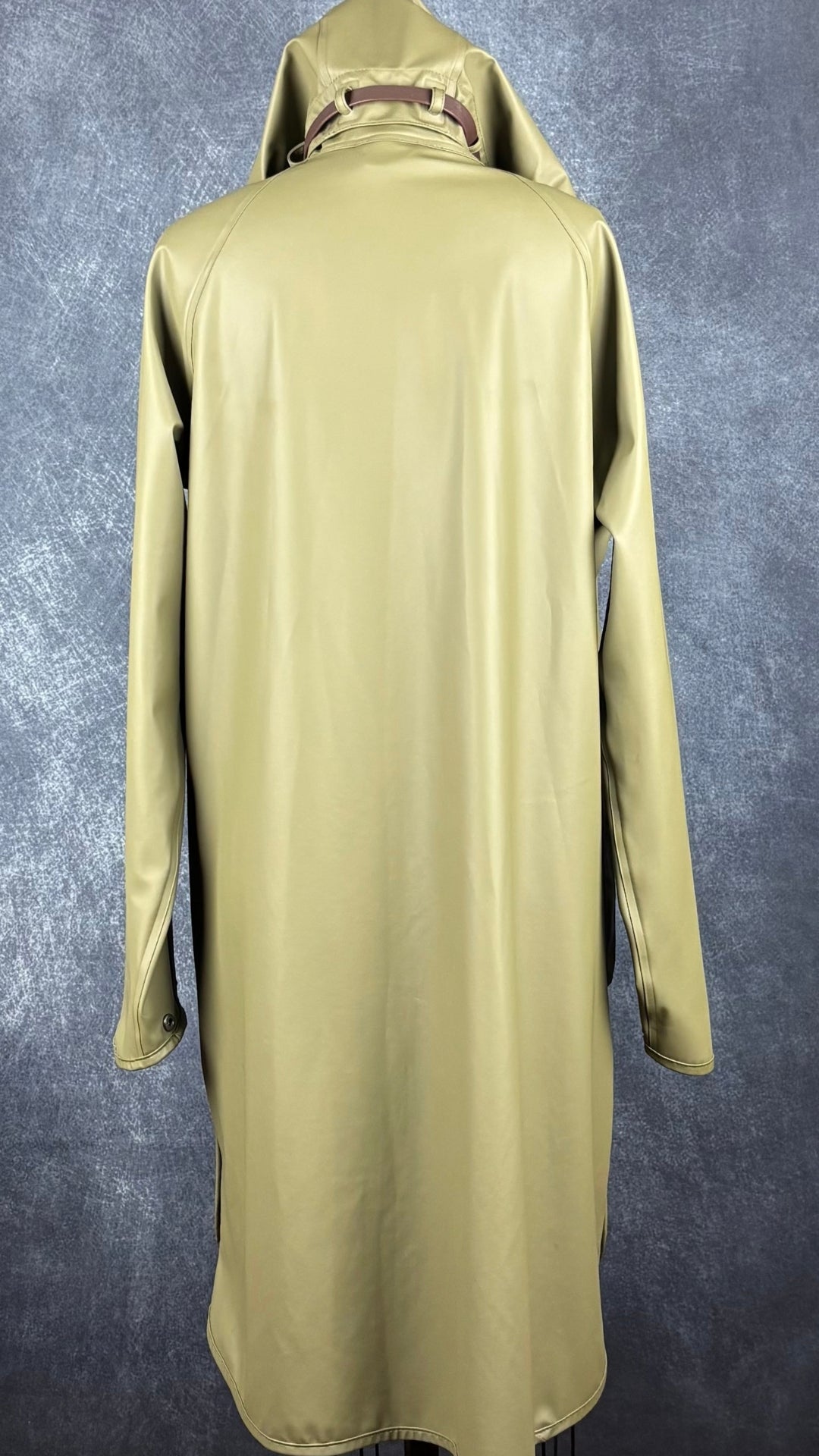 Imperméable vert olive Isle Jacobsen, taille 36 (s). Vue de dos.