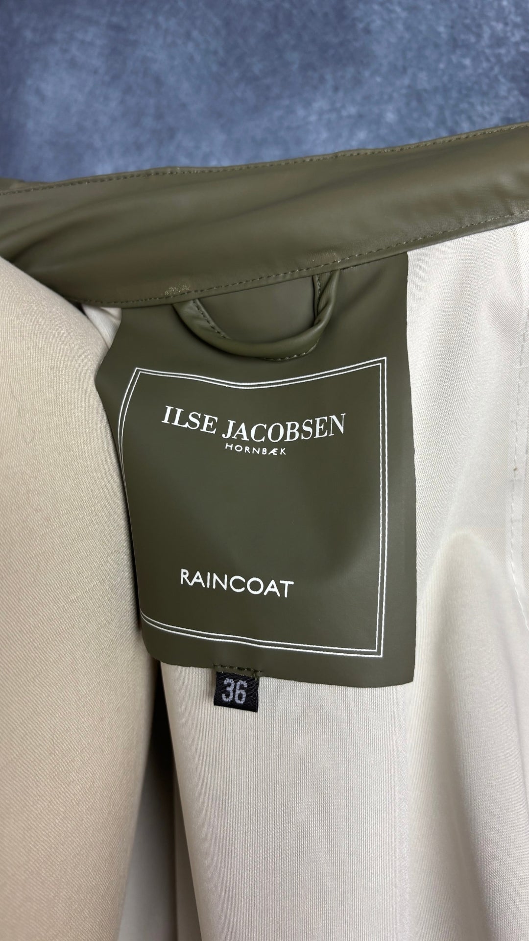 Imperméable vert olive Isle Jacobsen, taille 36 (s). Vue de l'étiquette.