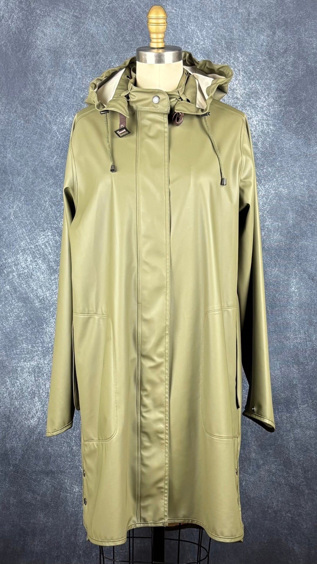 Imperméable vert olive Isle Jacobsen, taille 36 (s). Vue de face.