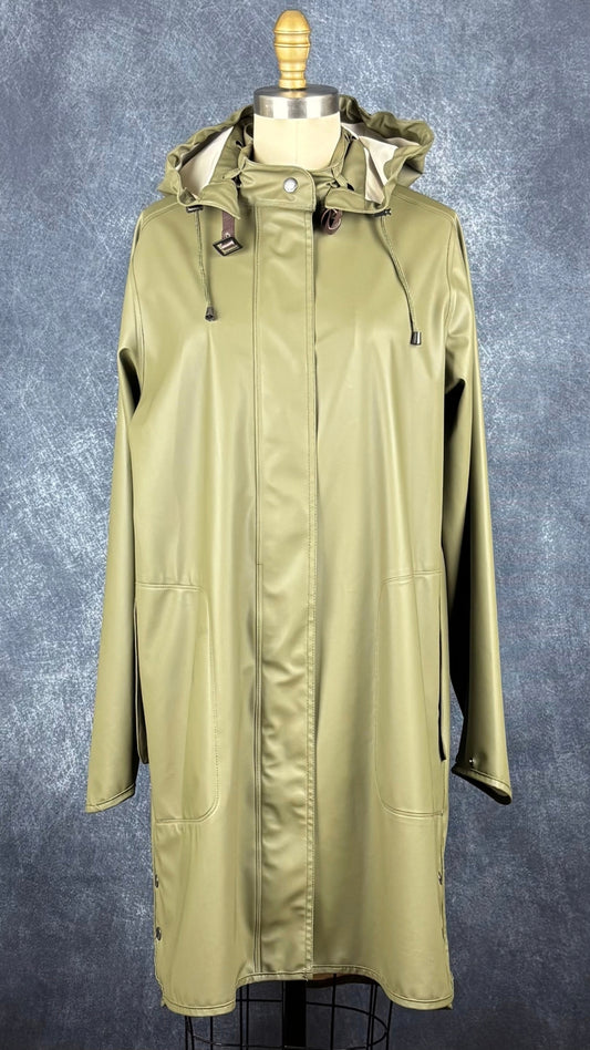 Imperméable vert olive Isle Jacobsen, taille 36 (s). Vue de face.