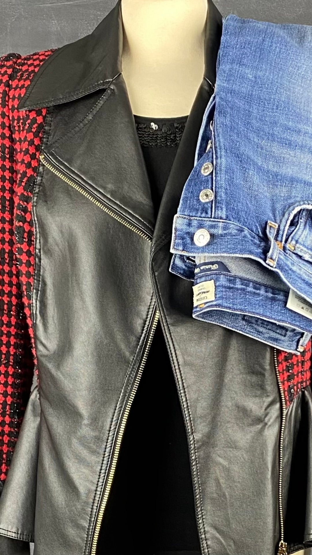 Jeans ajusté taille haute Citizens of Humanity, taille 23. Vue de l'agencement avec la veste style perfecto en tweed Tenax et le chandail Marc Aurel.