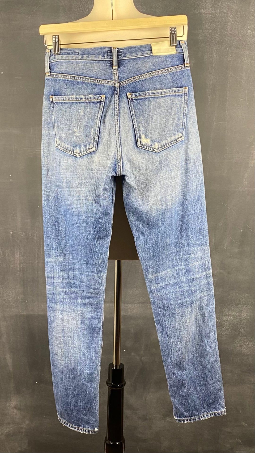Jeans ajusté taille haute Citizens of Humanity, taille 23. Vue de dos.