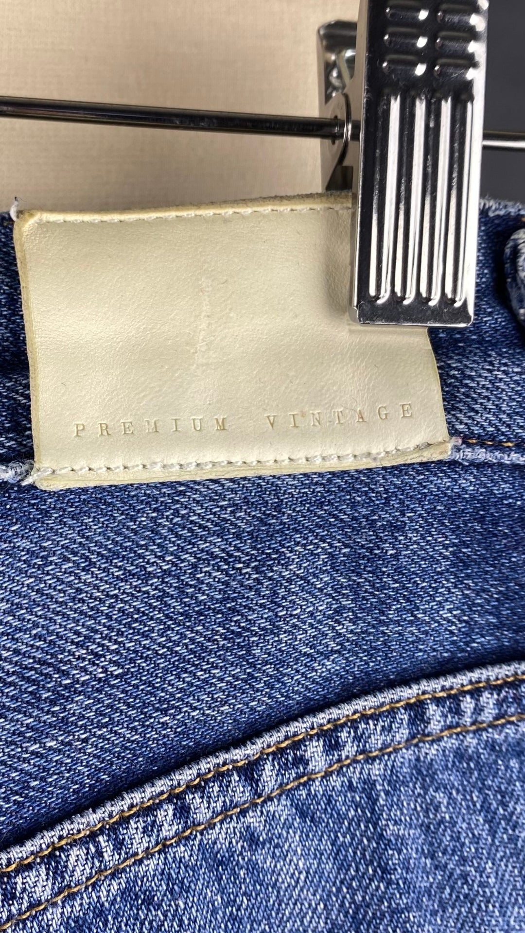 Jeans ajusté taille haute Citizens of Humanity, taille 23. Vue de l'étiquette arrière en cuir.