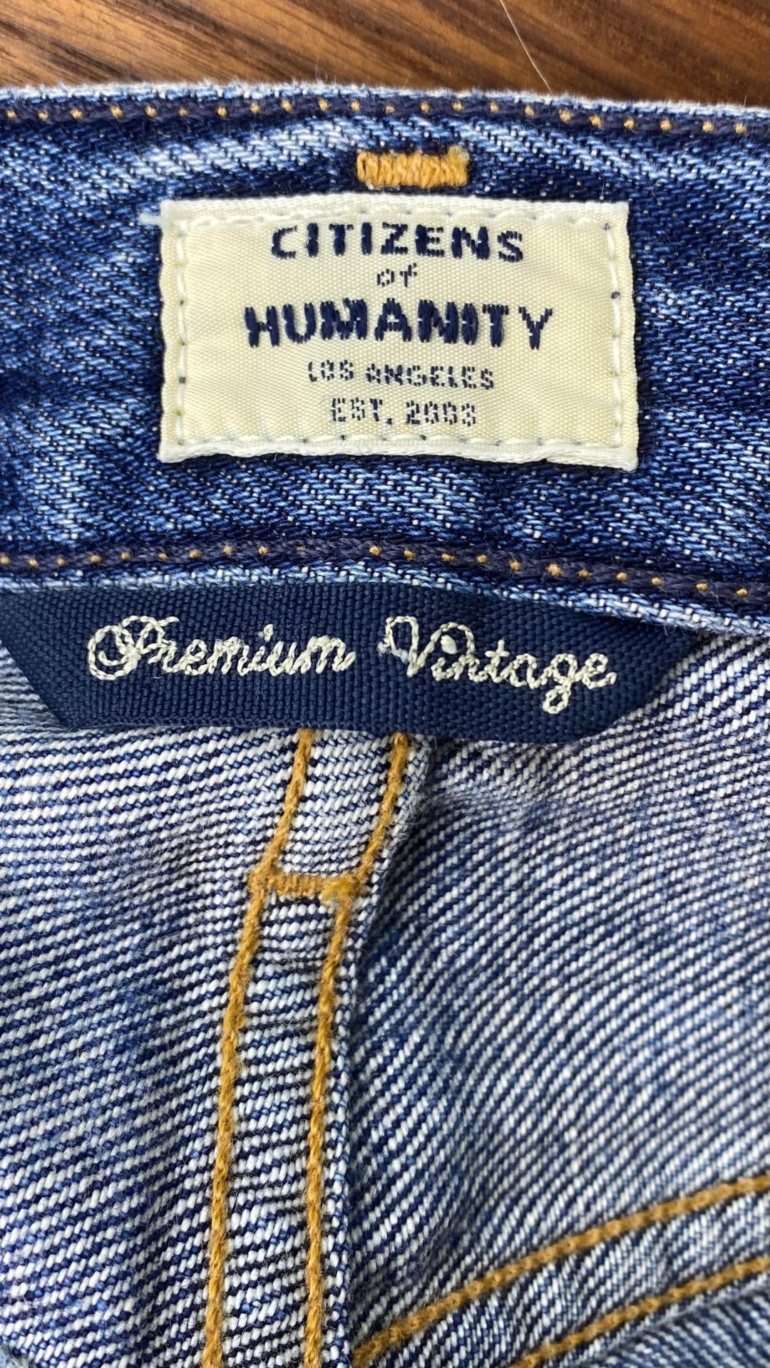 Jeans ajusté taille haute Citizens of Humanity, taille 23. Vue de ll'étiquette de la marque.