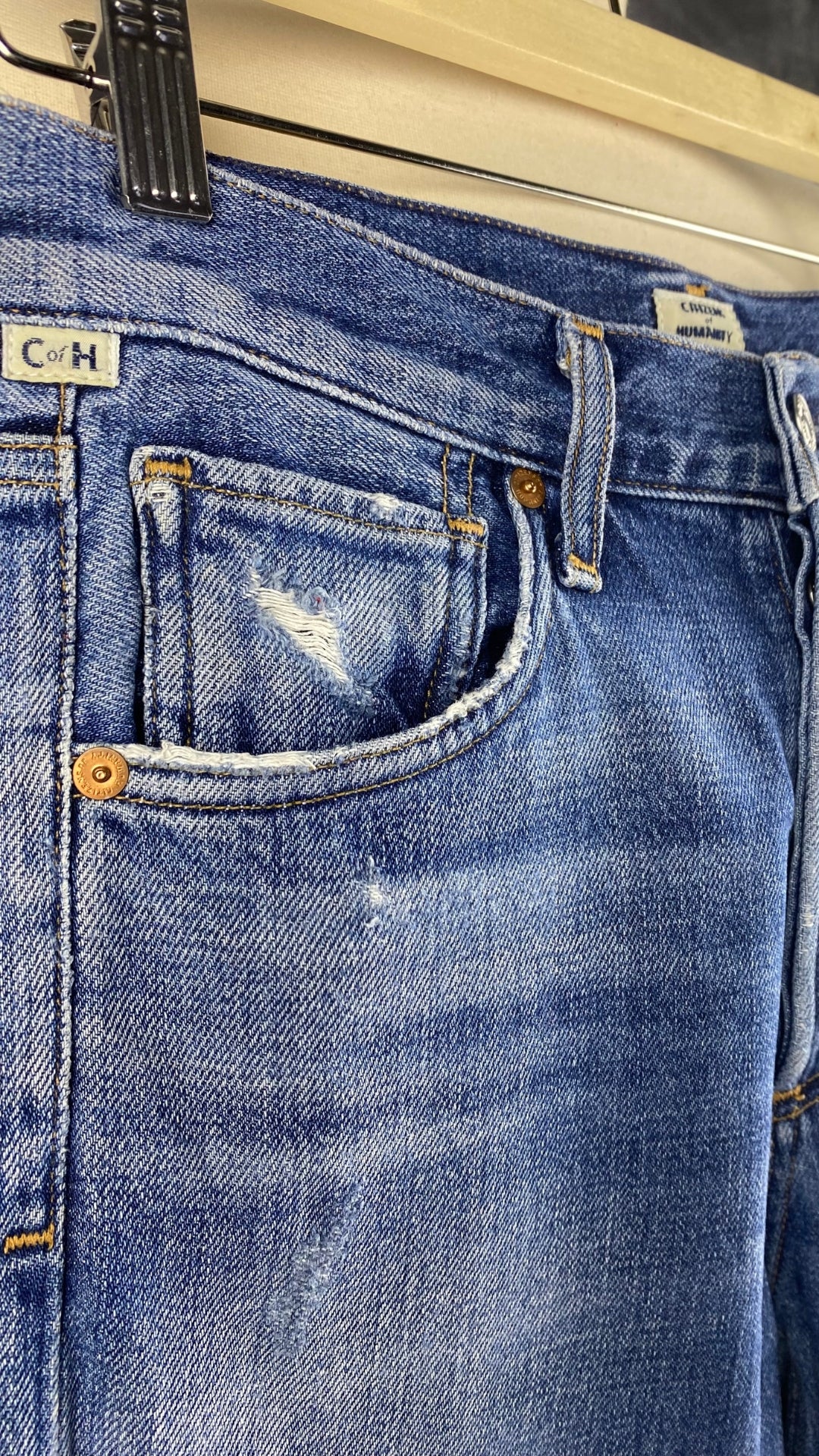 Jeans ajusté taille haute Citizens of Humanity, taille 23. Vue de la poche avant et le petit logo de la marque.