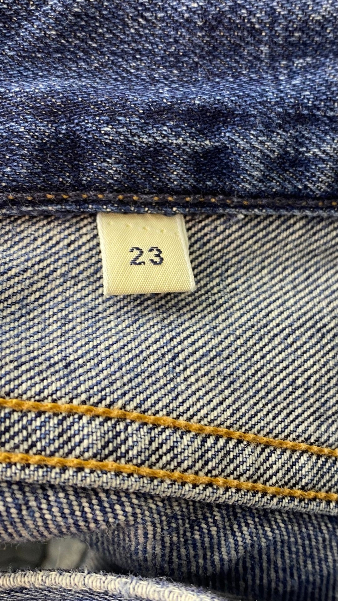 Jeans ajusté taille haute Citizens of Humanity, taille 23. Vue de l'étiquette de taille.